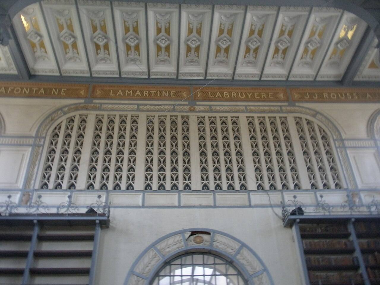 L'intérieur de la bibliothèque Schœlcher (Martinique)